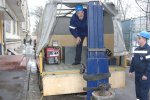 В. Крутяков во главе аварийного расчета прибыл на устранение неисправности лифта