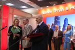 Первый заместитель генерального директора ОАО «Мослифт» О.В. Белостоцкая (слева) и заместитель генерального директора ОАО «Мослифт» А.А. Рожков (справа) с наградами Всероссийского конкурса «Успех и безопасность-2015». В центре —  начальник отдела надзора за соблюдением государственных требований охраны труда, расследования и учёта несчастных случаев на производстве Федеральной службы по труду и занятости РФ А.С. Лебедев