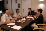 Слева направо: советник генерального директора по развитию внешних связей Рожков А.А., председатель МГО ВОГ Базоев В.З., генеральный директор Авакян В.Н., помощник-переводчик Егорова И.А.