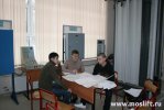 Фото 1 :: Студенты-дипломники - будущие лифтовики -занимаются в учебном классе по лифтам