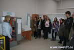 Фото 2 :: Участники Дня открытых дверей осматривают лифтовое оборудование учебного класса